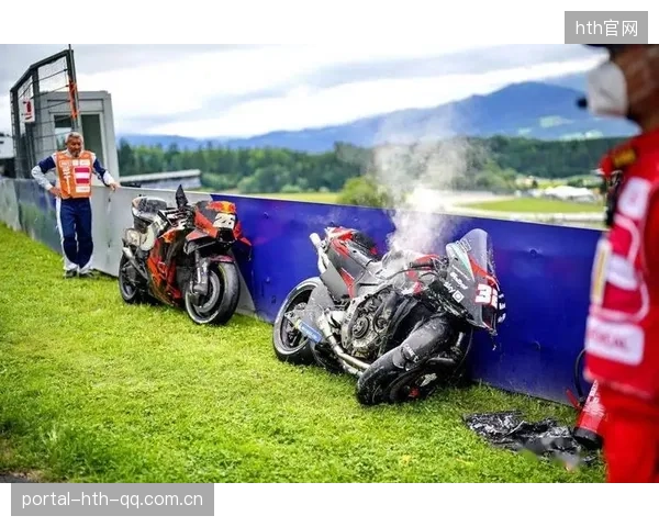 MotoGP战况惨烈，多车连环事故引红旗暂停